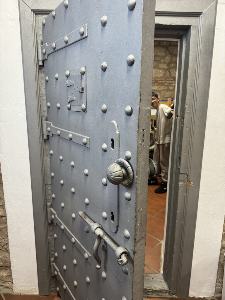 Unser Zimmer im ehemaligen Gefängnis