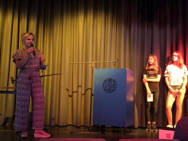Ilona Einwohlt mit 2 Schülerinnen der Klasse 8G2